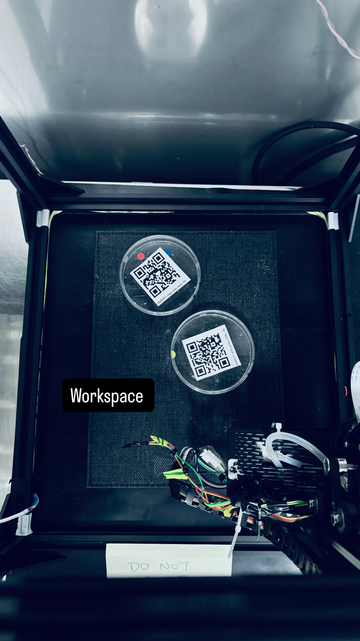 QR-labelled plates in the Automator workspace, as seen by the USB camera during a scan