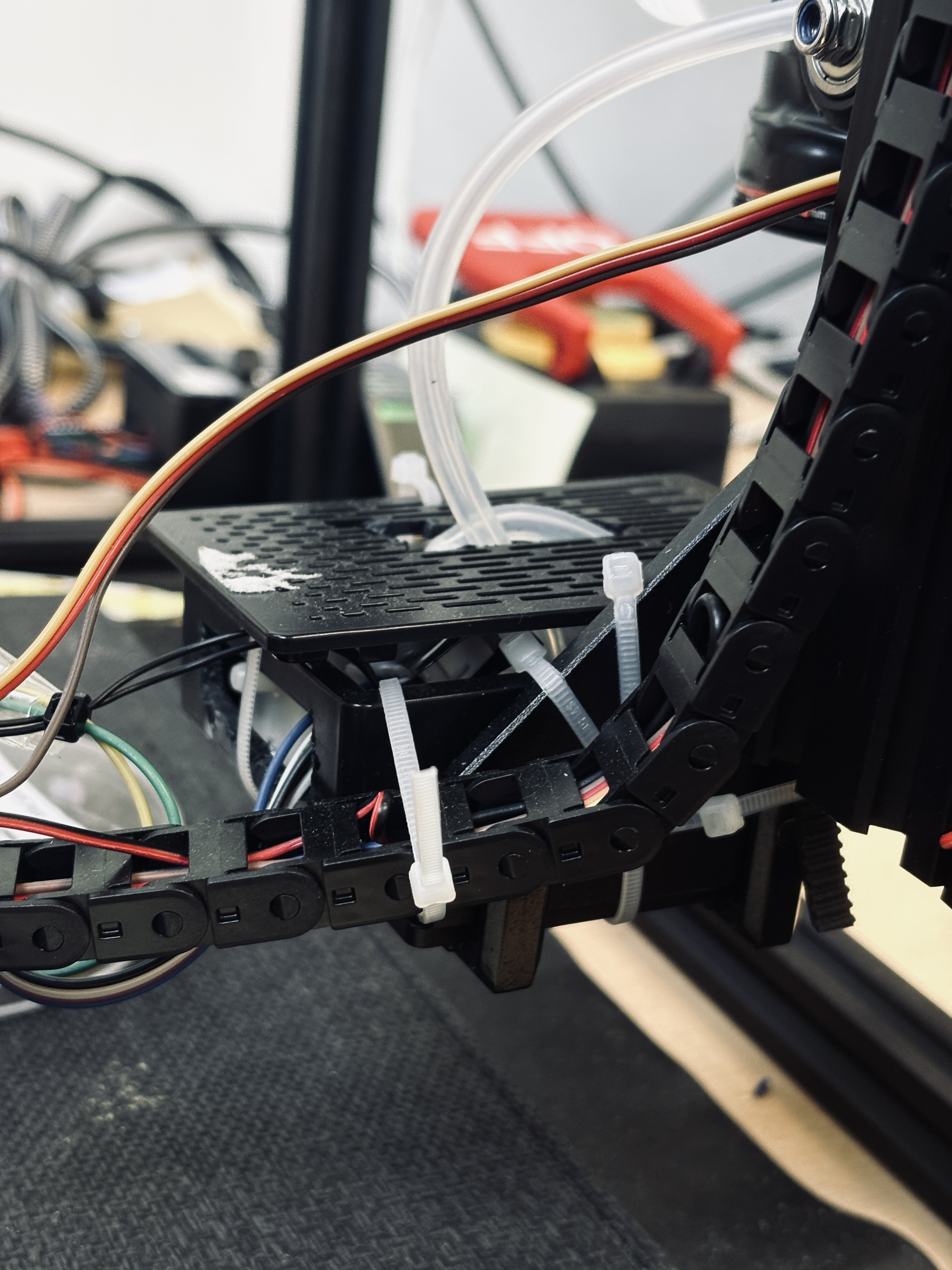 Pump and servo housing assembly mounted on the gantry